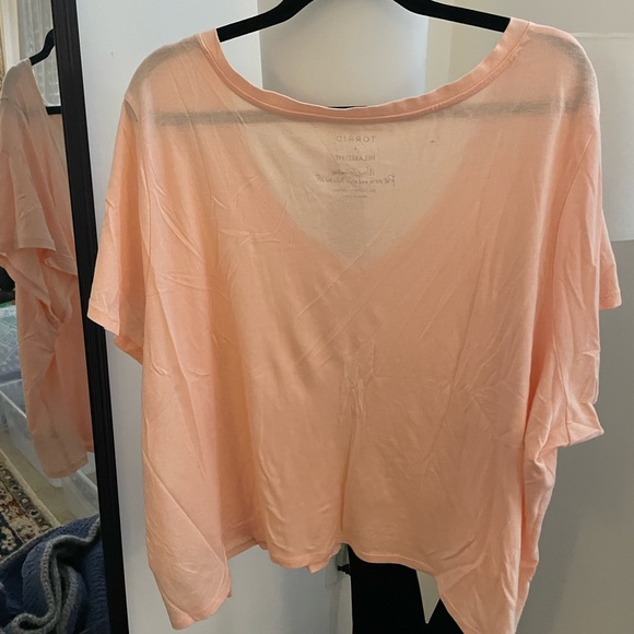 Torrid cropped v neck size 4 - Picture 3 of 3